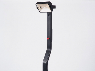 Vente aux enchères Lampadaire halogène design en métal chromé noir. H. 187 cm