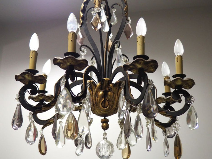 Lustre à pampilles de style Rocaille en fer forgé et tôle, laqué vert 