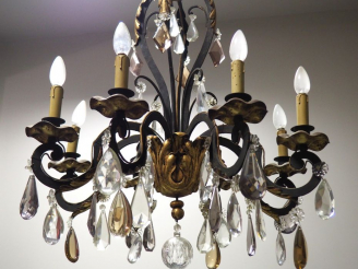 Vente aux enchères Lustre à pampilles de style Rocaille en fer forgé et tôle, laqué vert 