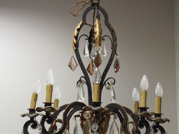 Lustre à pampilles de style Rocaille en fer forgé et tôle, laqué vert 