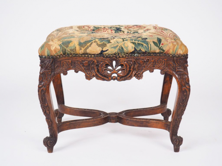 Tabouret Régence en bois naturel mouluré, sculpté et ajouré à décor de