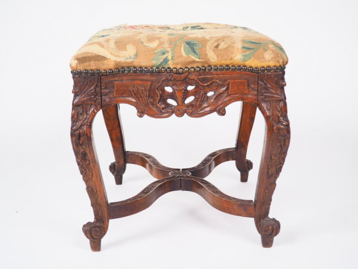 Tabouret Régence en bois naturel mouluré, sculpté et ajouré à décor de