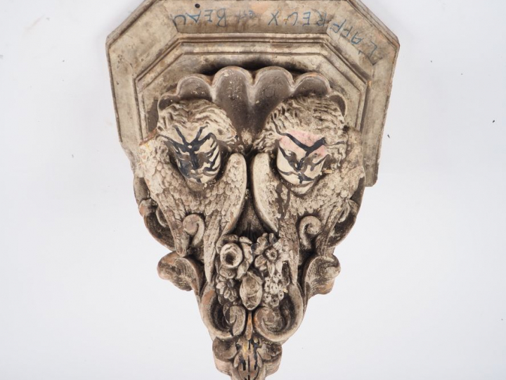 Sellette d'applique en terre cuite polychrome, à décor de deux angelot