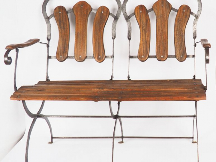 Mobilier de jardin en fer et bois : une banquette deux places et 8 cha