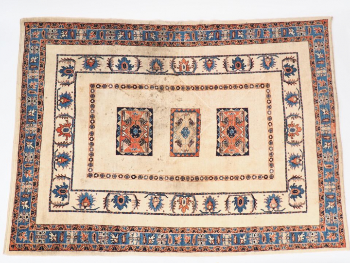 Tapis d'Orient à décor de frise de fleurs bleues et rouges sur fond cr