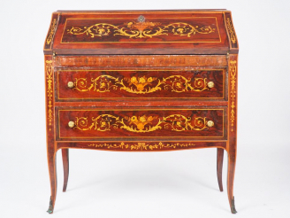 Vente aux enchères Bureau de pente de style Louis XV en marqueterie, à décor de corbeille