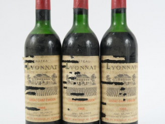 Vente aux enchères 3 BOUTEILLES CHÂTEAU LYONNAT LUSSAC ST EMILION - 1966 - MEP/EA