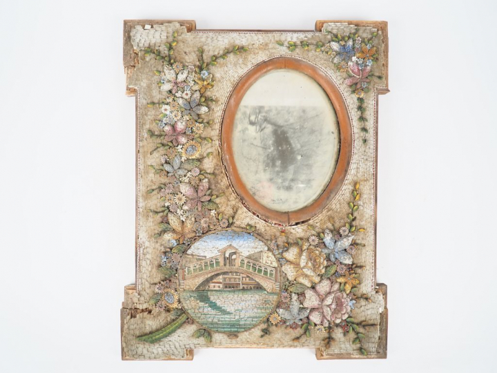 Miroir de toilette XIXème en micro-mosaïque polychrome à décor de guir