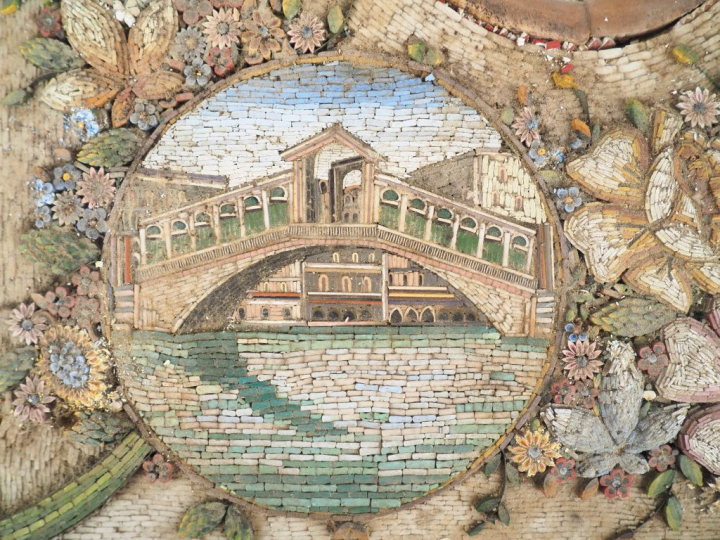 Miroir de toilette XIXème en micro-mosaïque polychrome à décor de guir