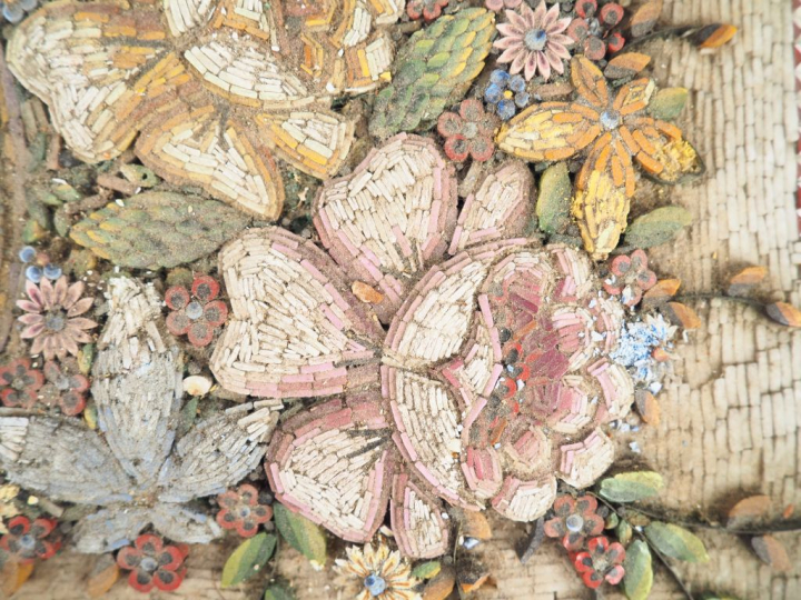 Miroir de toilette XIXème en micro-mosaïque polychrome à décor de guir