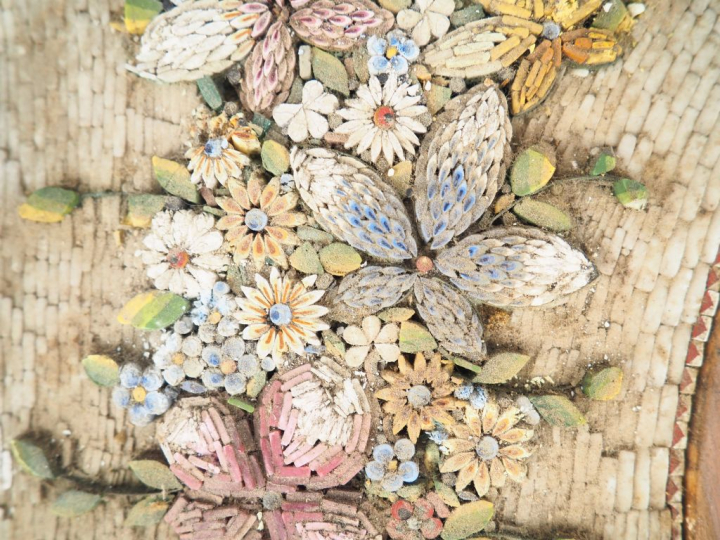 Miroir de toilette XIXème en micro-mosaïque polychrome à décor de guir