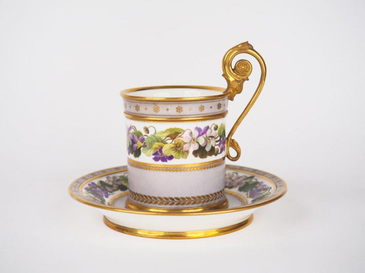 Tasse et sa sous-tasse Jasmin en porcelaine polychrome de Sèvres à déc