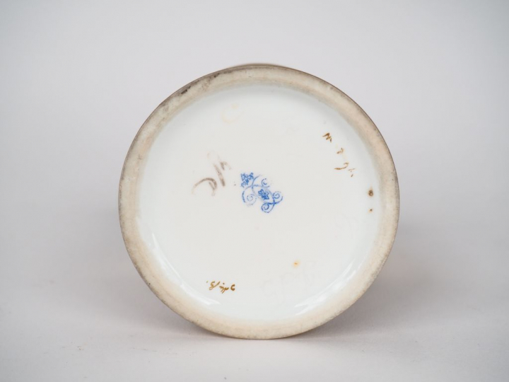 Tasse et sa sous-tasse Jasmin en porcelaine polychrome de Sèvres à déc