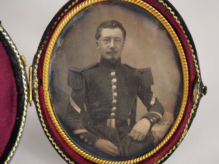 Daguérréotype XIXème, "portrait de militaire". Dim. 8,5 x 7,5 cm.