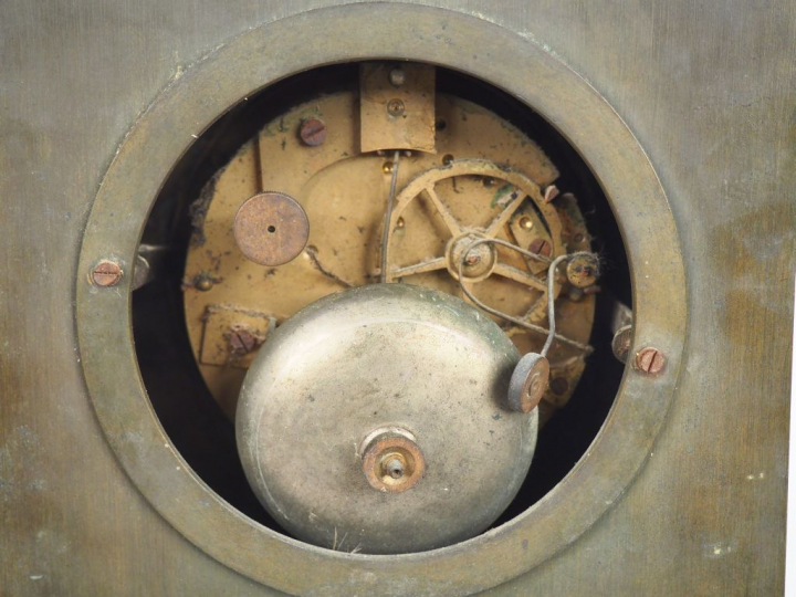 Pendule borne Restauration en bronze et tôle à patine verte et dorée, 