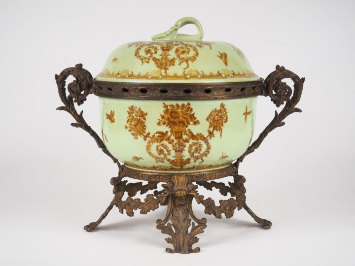 Grand pot pourri en porcelaine craquelée à décor de guirlandes de fleu