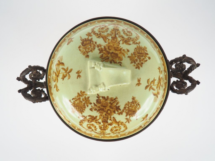 Grand pot pourri en porcelaine craquelée à décor de guirlandes de fleu