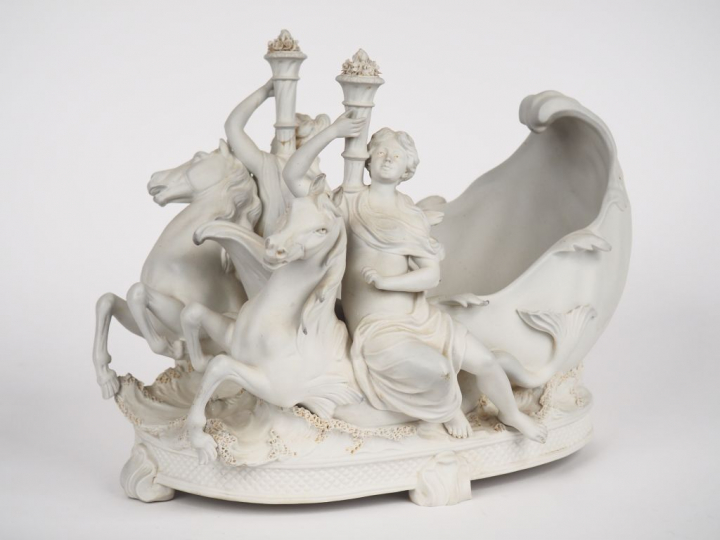 Jardinière fin XIXème en biscuit, à décor en relief de jeunes filles à