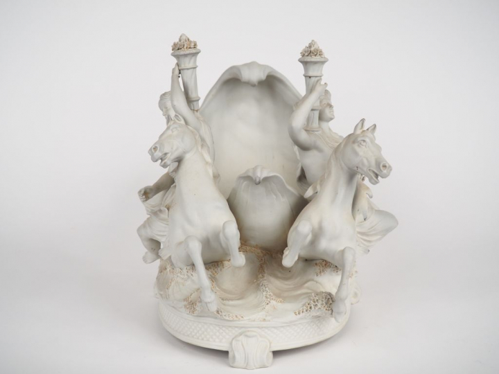 Jardinière fin XIXème en biscuit, à décor en relief de jeunes filles à