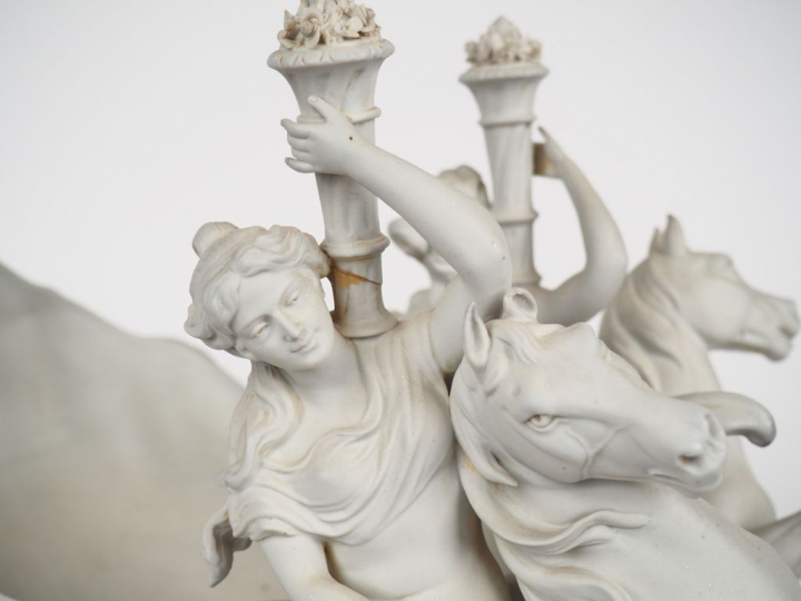 Jardinière fin XIXème en biscuit, à décor en relief de jeunes filles à