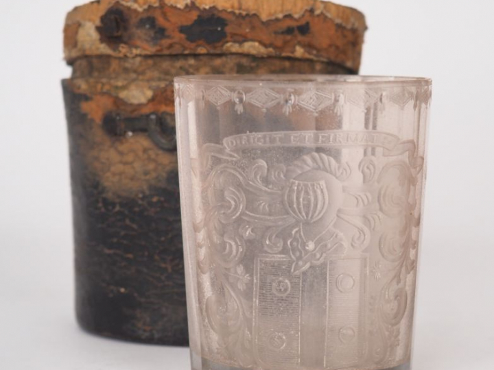 Verre facetté XVIIIème, armorié, dans son étui en cuir. Dim. (verre) :