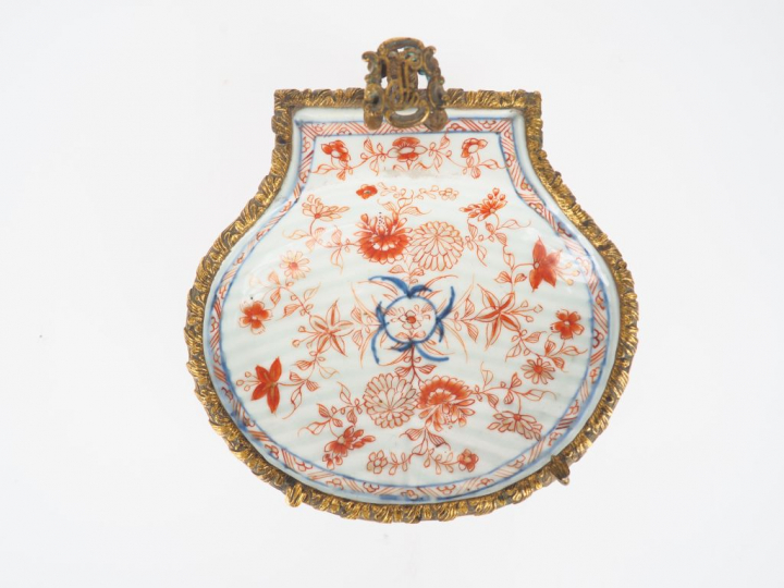 Vide-poche XIXème en porcelaine polychrome d'Imari en forme de coquill