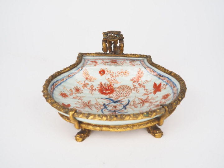 Vide-poche XIXème en porcelaine polychrome d'Imari en forme de coquill