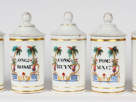 Suite de 14 pots de pharmacie en porcelaine polychrome. H. 24,5 cm.  (