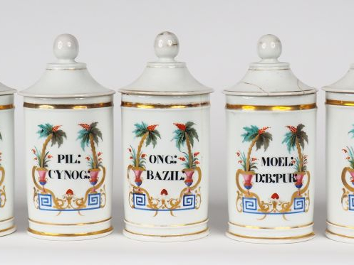 Suite de 14 pots de pharmacie en porcelaine polychrome. H. 24,5 cm.  (