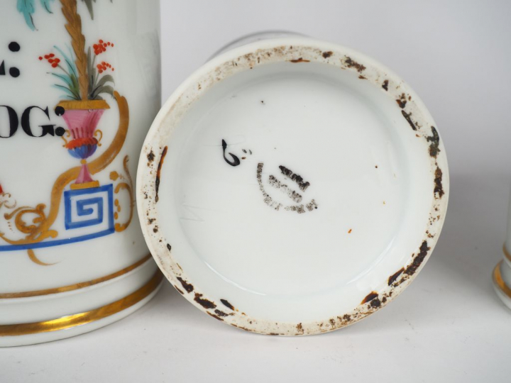 Suite de 14 pots de pharmacie en porcelaine polychrome. H. 24,5 cm.  (