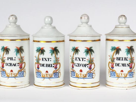 Suite de 12 pots de pharmacie en porcelaine polychrome. H. 24,5 cm.