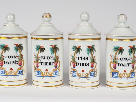 Suite de 12 pots de pharmacie en porcelaine polychrome. H. 24,5 cm.