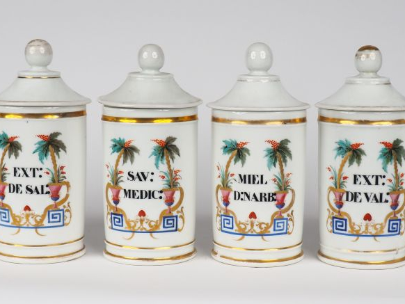Suite de 12 pots de pharmacie en porcelaine polychrome. H. 24,5 cm.