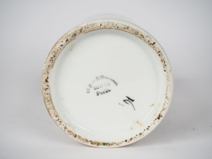 Suite de 12 pots de pharmacie en porcelaine polychrome. H. 24,5 cm.