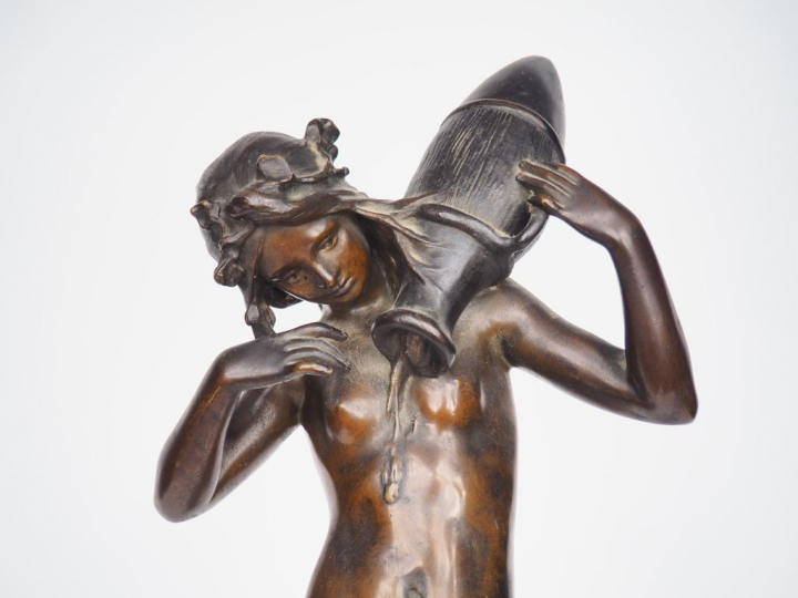 Antoine BOFILL. "Jeune femme à la cruche". Sculpture en bronze à patin