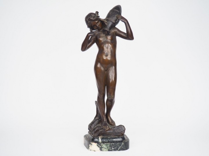 Antoine BOFILL. "Jeune femme à la cruche". Sculpture en bronze à patin