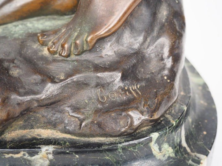 Antoine BOFILL. "Jeune femme à la cruche". Sculpture en bronze à patin