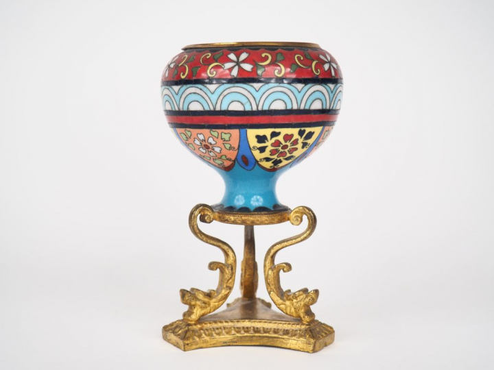 Petit vase 1900 monté, en émaux cloisonnés polychromes, monture en bro