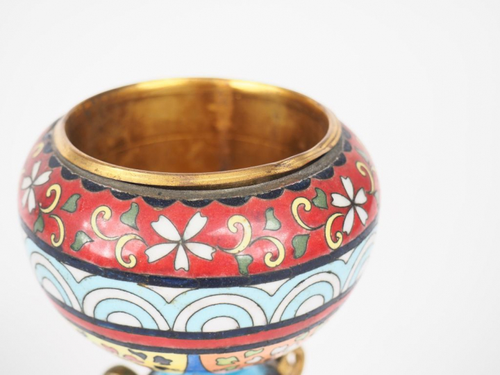 Petit vase 1900 monté, en émaux cloisonnés polychromes, monture en bro