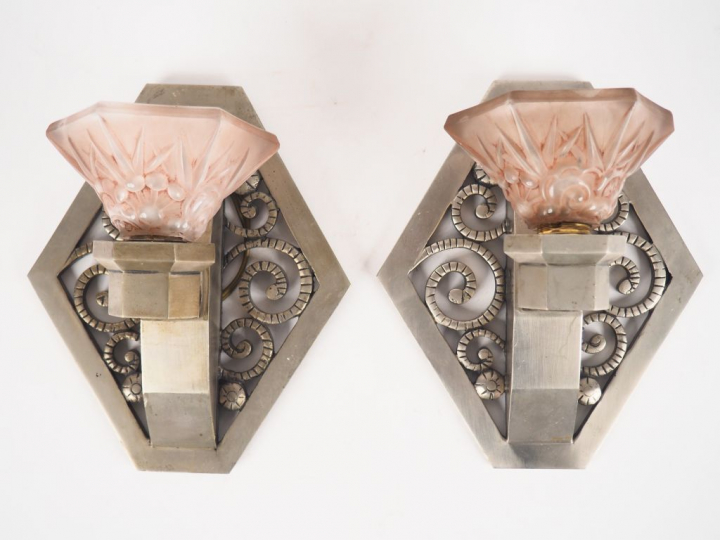 Paire d'appliques de style Art Déco en fer forgé à décor ajouré de rin