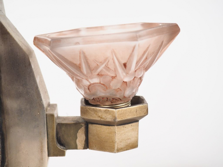 Paire d'appliques de style Art Déco en fer forgé à décor ajouré de rin