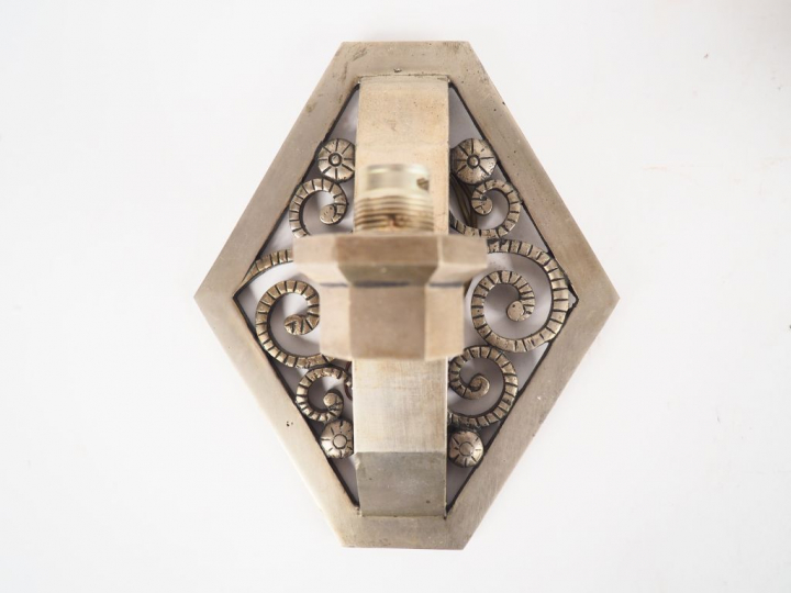 Paire d'appliques de style Art Déco en fer forgé à décor ajouré de rin