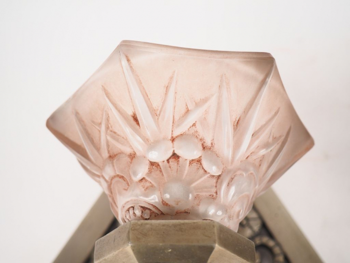 Paire d'appliques de style Art Déco en fer forgé à décor ajouré de rin