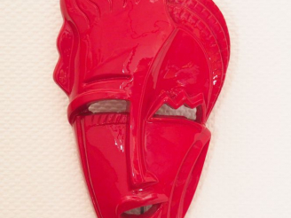 Vente aux enchères Masque de style cubiste en composition. Dim. 38,5 x 19 x 6,5 cm.