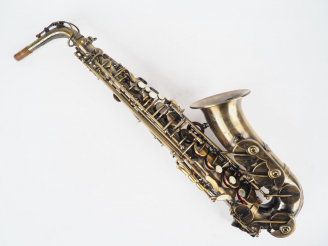 Vente aux enchères ROY BENSON. Saxophone AS 101A signé et numéroté 106111246. Dans son ét