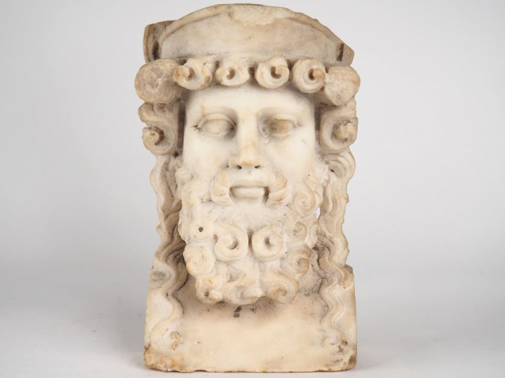Tête en marbre d’une divinité antique barbue (Zeus, Hermès ou Dionysos