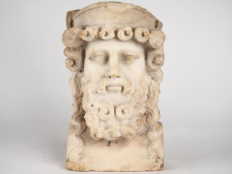 Vente aux enchères Tête en marbre d’une divinité antique barbue (Zeus, Hermès ou Dionysos