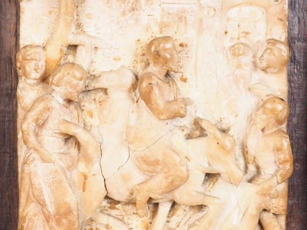 Plaque XVIIème en albâtre sculpté, "entrée de Jésus à Jérusalem", dans