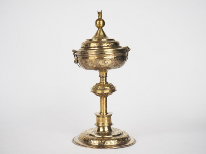 Ciboire en argent gravé et doré à décor de rinceaux stylisés sur fond 