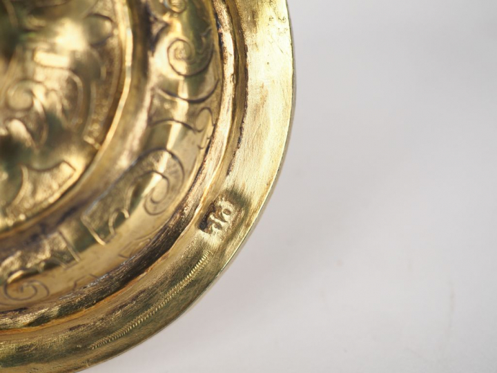 Ciboire en argent gravé et doré à décor de rinceaux stylisés sur fond 